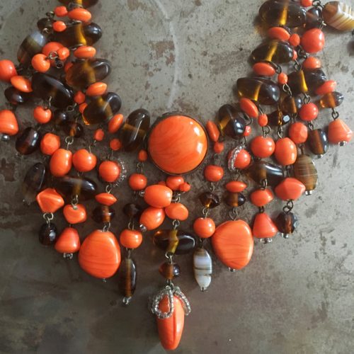 Detaljbild, Orange halsband, 60/70-tal.